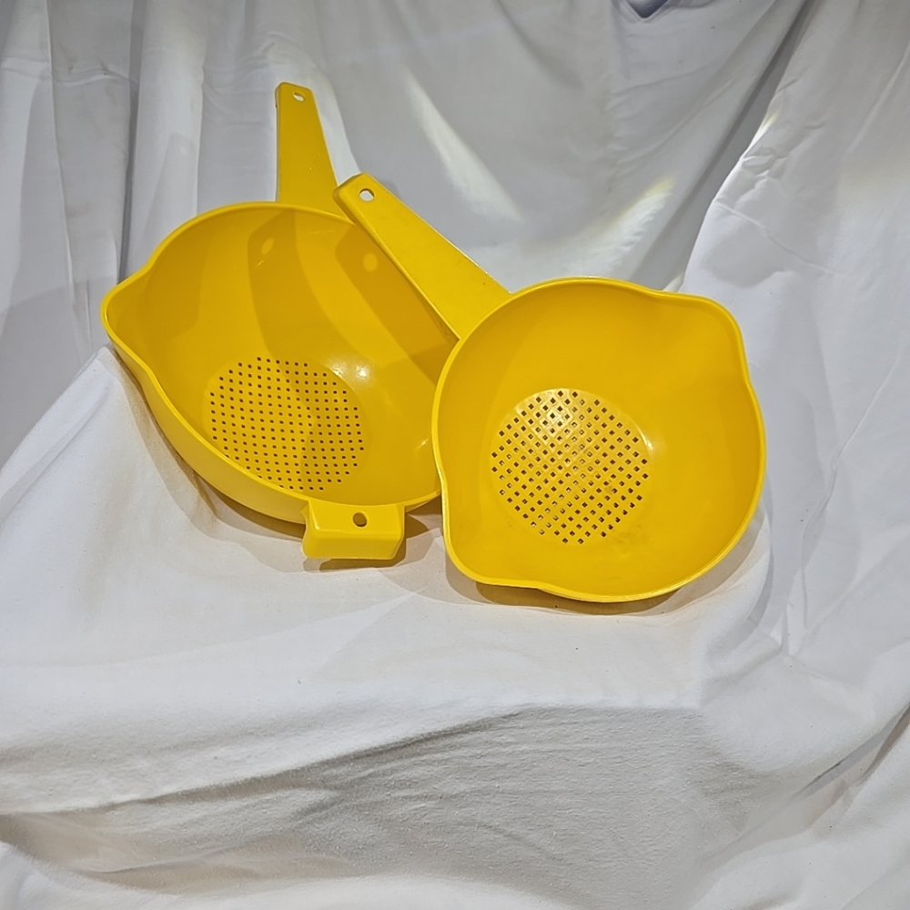 Yellow Plastic Strainer Set